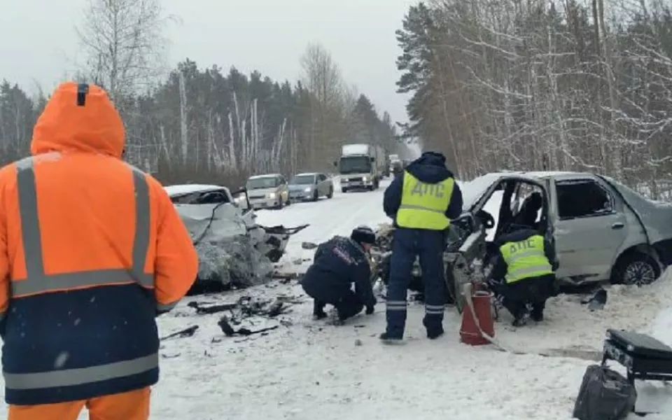 Три человека погибли в лобовом ДТП на трассе в Алтайском крае