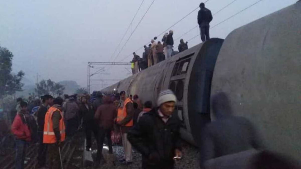 Шесть человек погибли в результате схода поезда с рельсов в Индии 
