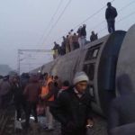 Шесть человек погибли в результате схода поезда с рельсов в Индии
