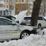 В Барнауле автомобиль такси с пассажиром врезался в дерево