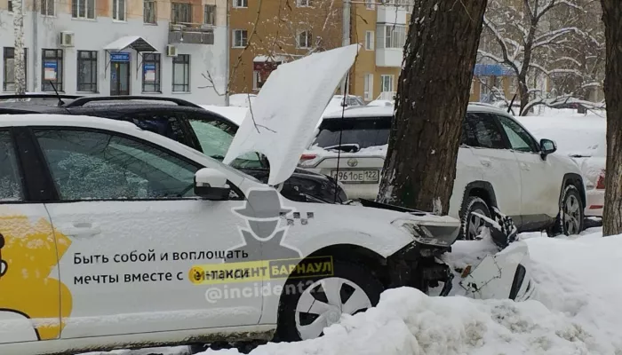 В Барнауле автомобиль такси с пассажиром врезался в дерево