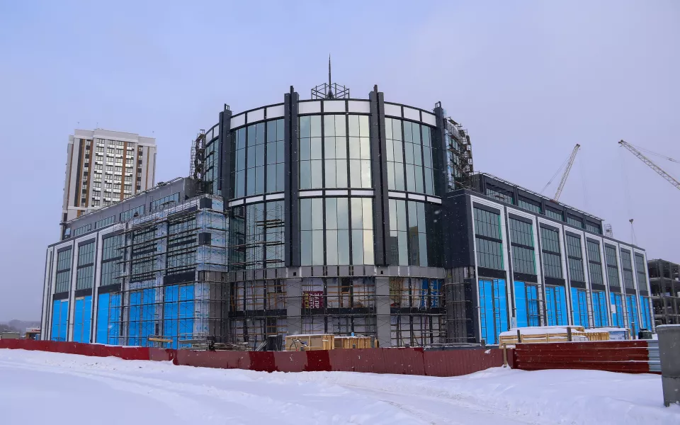 Гигант под шпилем: что за здание-зеркало с куполом и фонтаном строят в Барнауле. Фото