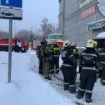 К барнаульскому магазину Лакомка приехали почти 40 пожарных и 8 автоцистерн