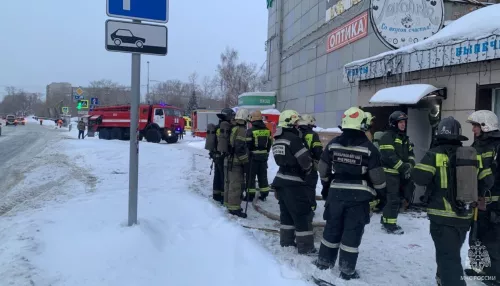 К барнаульскому магазину Лакомка приехали почти 40 пожарных и 8 автоцистерн