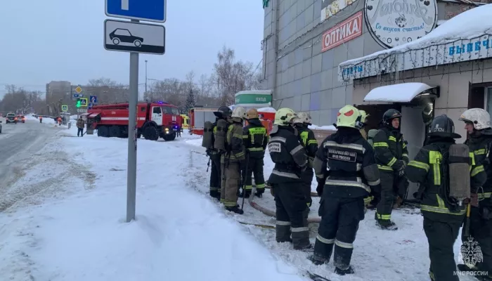 К барнаульскому магазину Лакомка приехали почти 40 пожарных и 8 автоцистерн