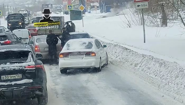 Машины попали в массовое ДТП в Барнауле на проспекте Космонавтов