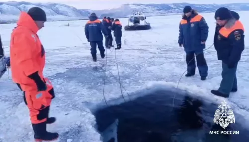 Машина с двумя рыбаками провалилась под лед на Байкале