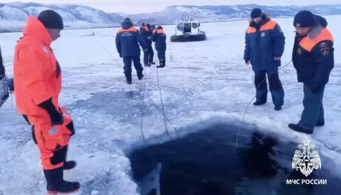 Машина с двумя рыбаками провалилась под лед на Байкале