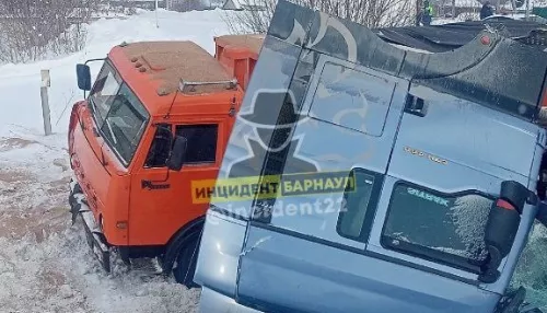 Два большегруза попали в серьезное ДТП на Павловском тракте