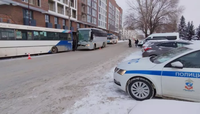 В Барнауле возле вокзала один автобус врезался в другой, есть пострадавшие