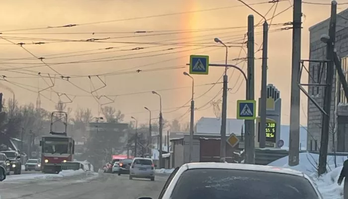 Зимняя радуга повисла над Барнаулом февральским утром. Фото