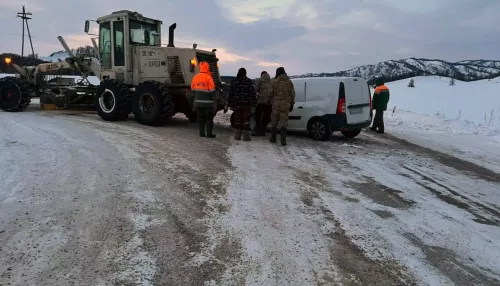 В Республике Алтай легковушка столкнулась с автогрейдером