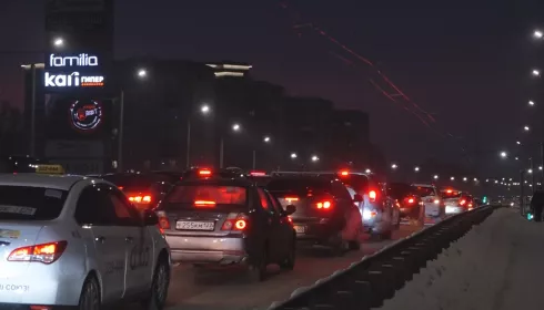 Обменяю машину на снегоход: семибалльные пробки сковали Барнаул на фоне гололеда