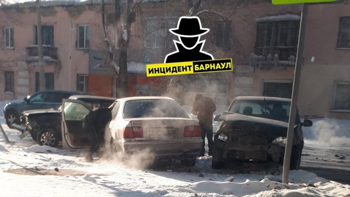 "Заколдованный" перекресток: массовое ДТП с пострадавшими произошло в Барнауле