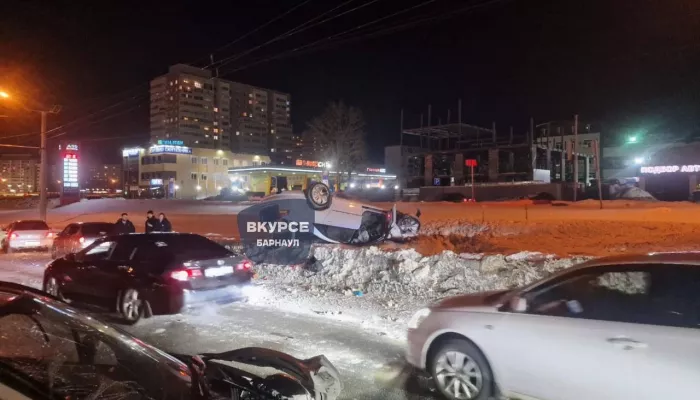 Пострадала пожилая женщина: подробности ДТП с перевертышем в Барнауле