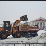 Дорожные службы очищают улицы Барнаула от снега. Фото