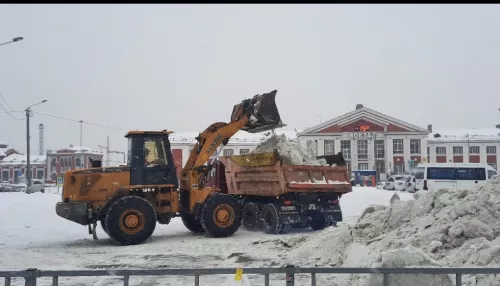 Дорожные службы очищают улицы Барнаула от снега. Фото