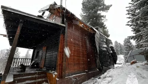 В Республике Алтай загорелся двухэтажный жилой дом