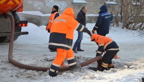 Как коммунальщики устраняют аварию на ул. 1-й Западной в Барнауле. Фоторепортаж