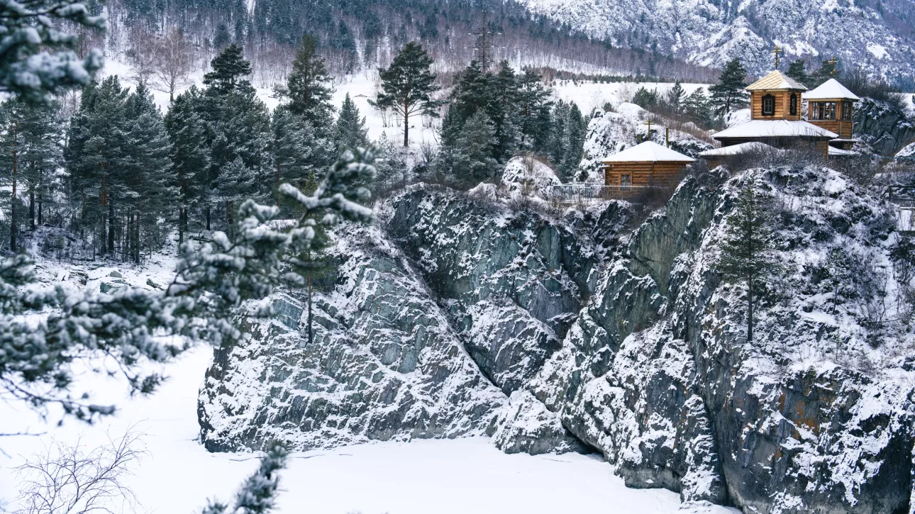 Святыня, скалы и чудо-мост: зачем туристы приезжают на остров Патмос в Горном Алтае