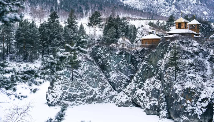 Святыня, скалы и чудо-мост: зачем туристы приезжают на остров Патмос в Горном Алтае