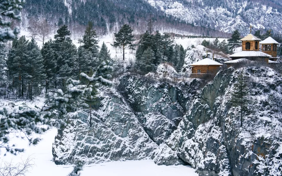 Стены-скалы и белая Катунь: как выглядит удивительный остров Патмос зимой. Фото