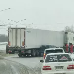 ДТП с фурой и легковушкой произошло на улице Попова в Барнауле