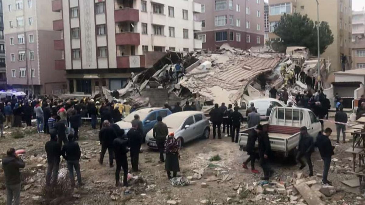 Восьмиэтажный дом обрушился в Стамбуле 