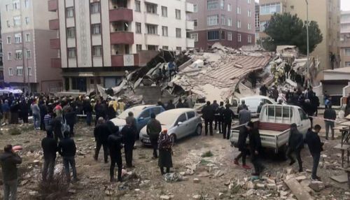 Восьмиэтажный дом обрушился в Стамбуле