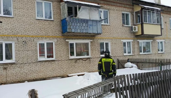 В Тальменке спасатели через балкон залезли к запертому в квартире двухлетнему малышу