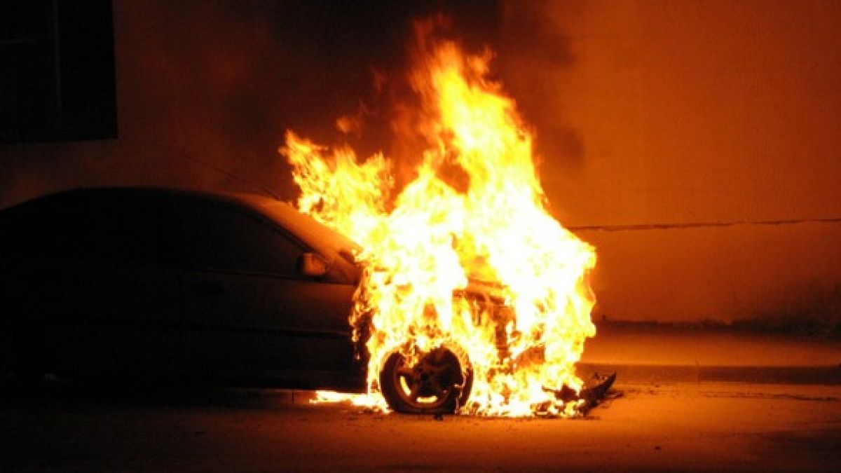 Автомобиль сгорел на парковке утром 7 февраля в Барнауле