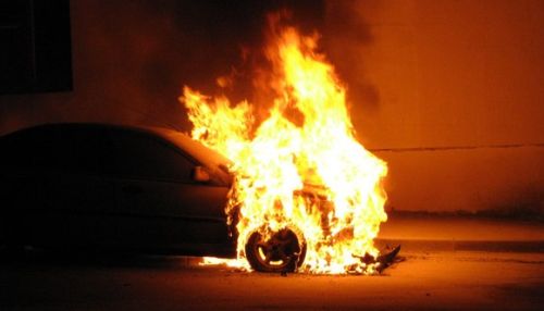 Автомобиль сгорел на парковке утром 7 февраля в Барнауле