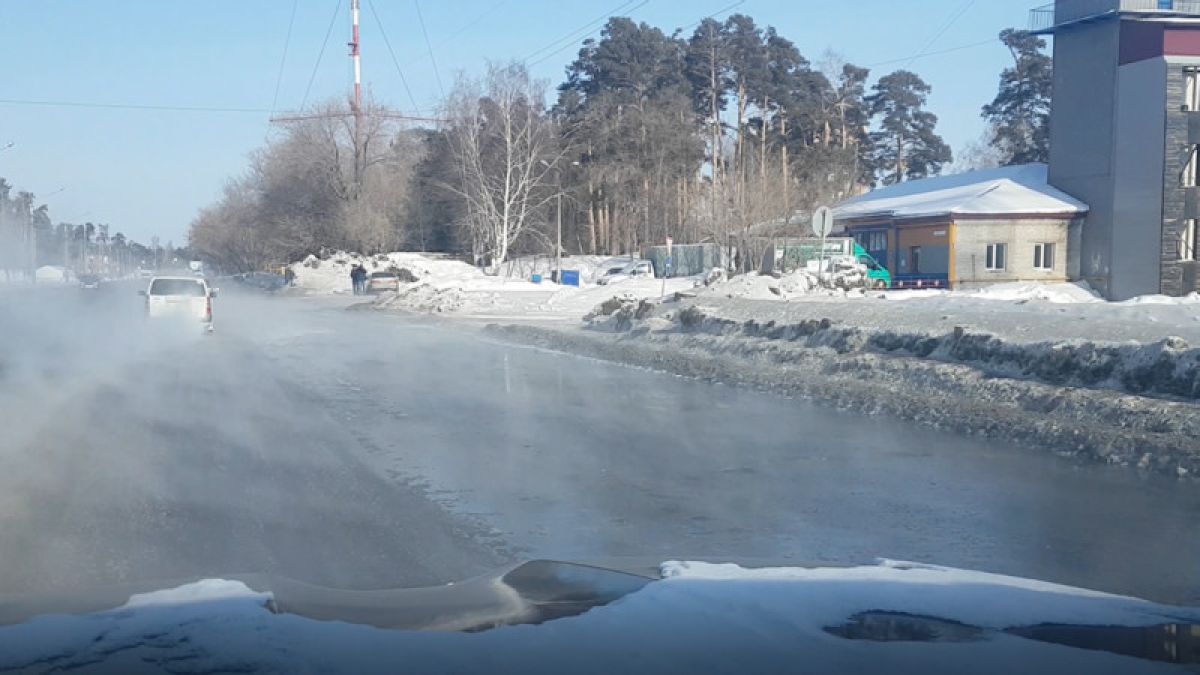 Движение перекрыто на Змеиногорском тракте в Барнауле из-за коммунальной аварии