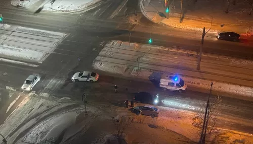 Легковушки вновь не поделили перекресток на ул. Антона Петрова в Барнауле. Видео