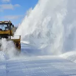 За сутки алтайские трассы обработали 280 тоннами противогололедных средств