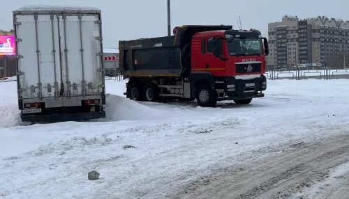 Барнаульцы пожаловались на заставленную грузовиками стоянку для автобусов