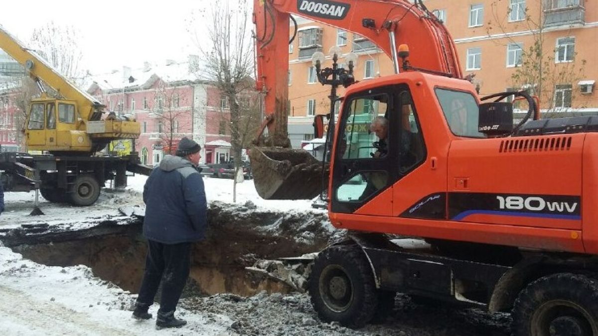 Три коммунальные аварии продолжают устранять в Барнауле 8 февраля
