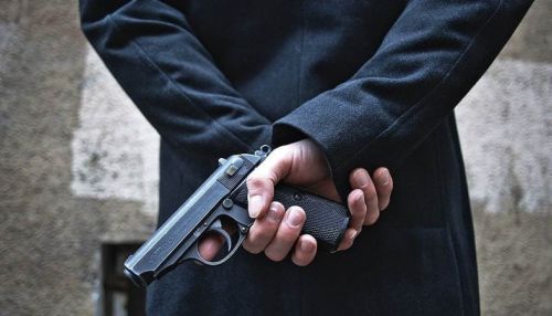 Рубцовчанин пригласил женщину на свидание и ограбил, угрожая пистолетом