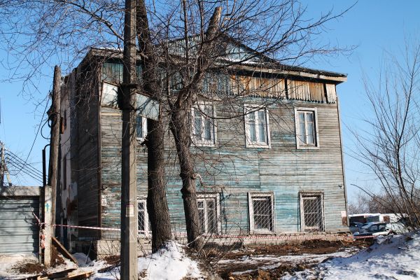 Аварийный по признанию: в центре Барнаула снесут тюремный дом с рухнувшим потолком
