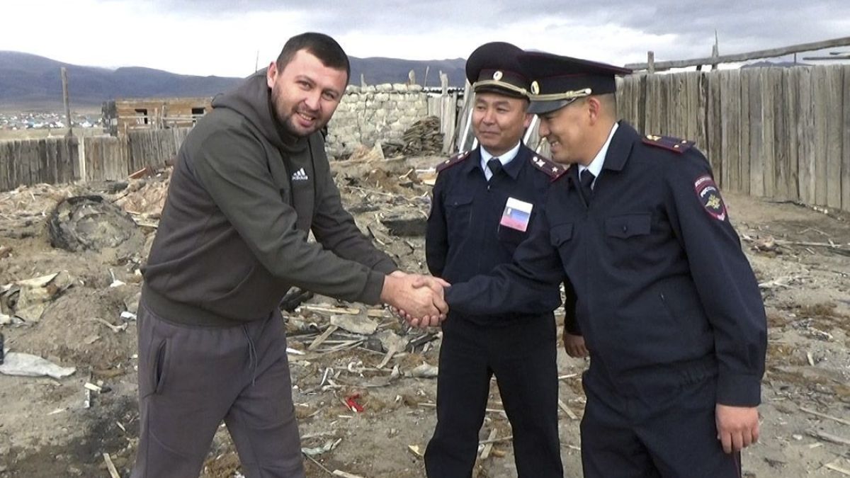 Полицейские из Горного Алтая, награжденные медалями "За смелость во имя спасения"