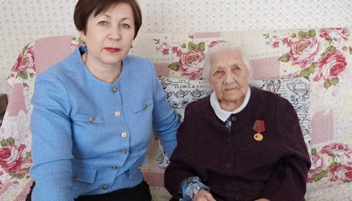 Галина Буевич вручила медаль 80-летия Победы ветерану ВОВ Марии Денежкиной