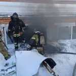 47 пожарных тушат возгорание в производственном здании водоканала в Барнауле. Фото