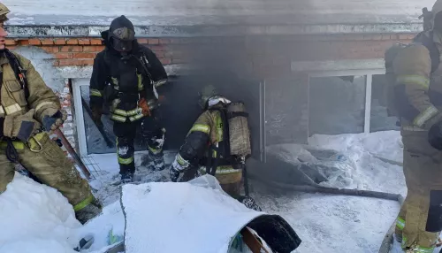 47 пожарных тушат возгорание в производственном здании водоканала в Барнауле. Фото