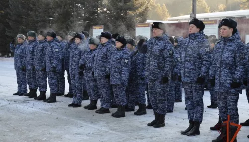 Молодые росгвардейцы в Барнауле присягнули на верность Родине. Фото