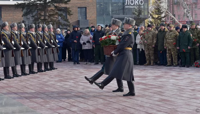 В Барнауле возложили цветы к Мемориалу Славы. Фото