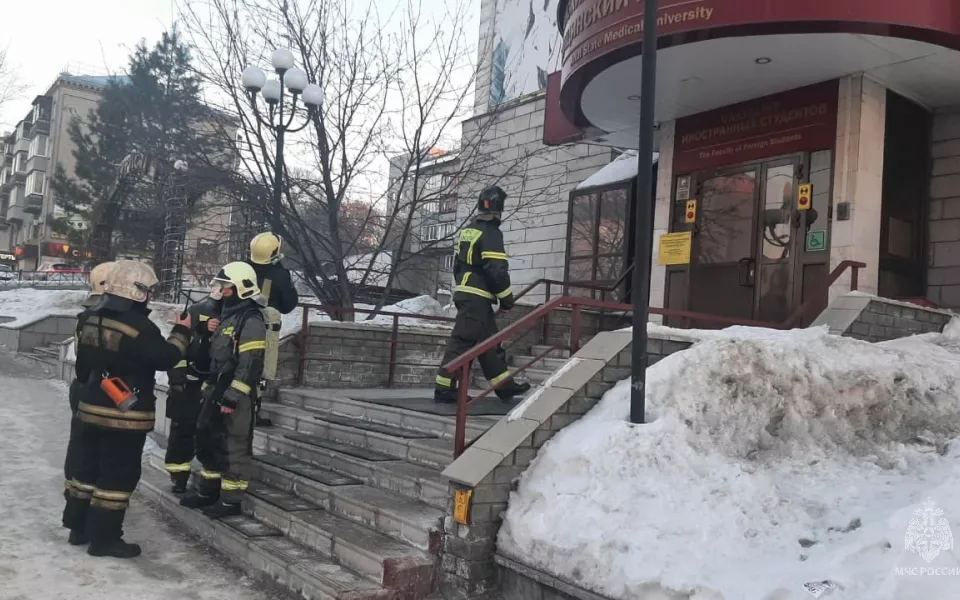 У гостиницы Турист в Барнауле заметили большое скопление пожарных машин