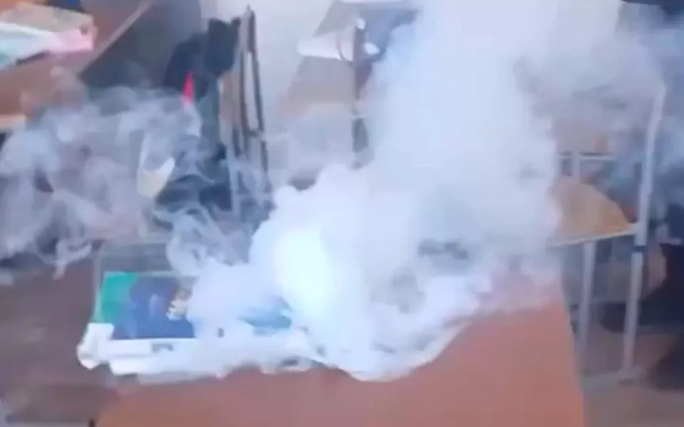 В Барнауле у семиклассника на перемене задымился телефон