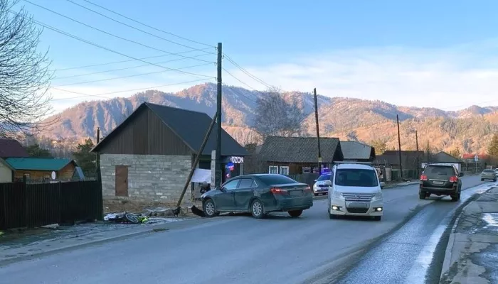 В Горном Алтае мотоциклист столкнулся с автомобилем и попал в больницу