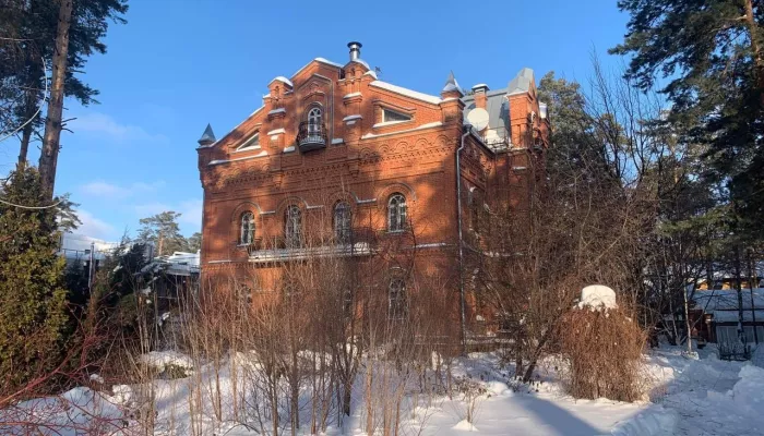 В Барнауле начали сносить замки 1990-х годов и строить новые здания