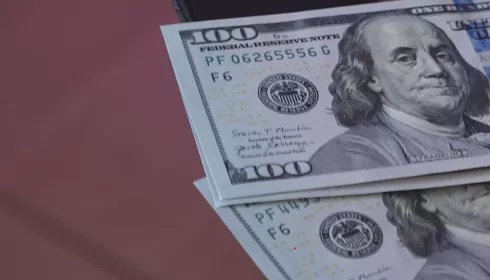 Барнаульский таксист поддался искушению украсть забытое в машине портмоне с долларами